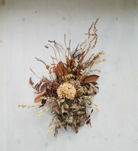 Brown-dried-flower-wall-installation