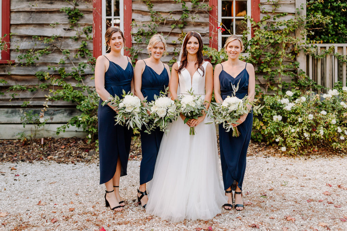 BRIDAL-PARTY-STANDING-OUTSIDE-WITH-BOUQUETS
