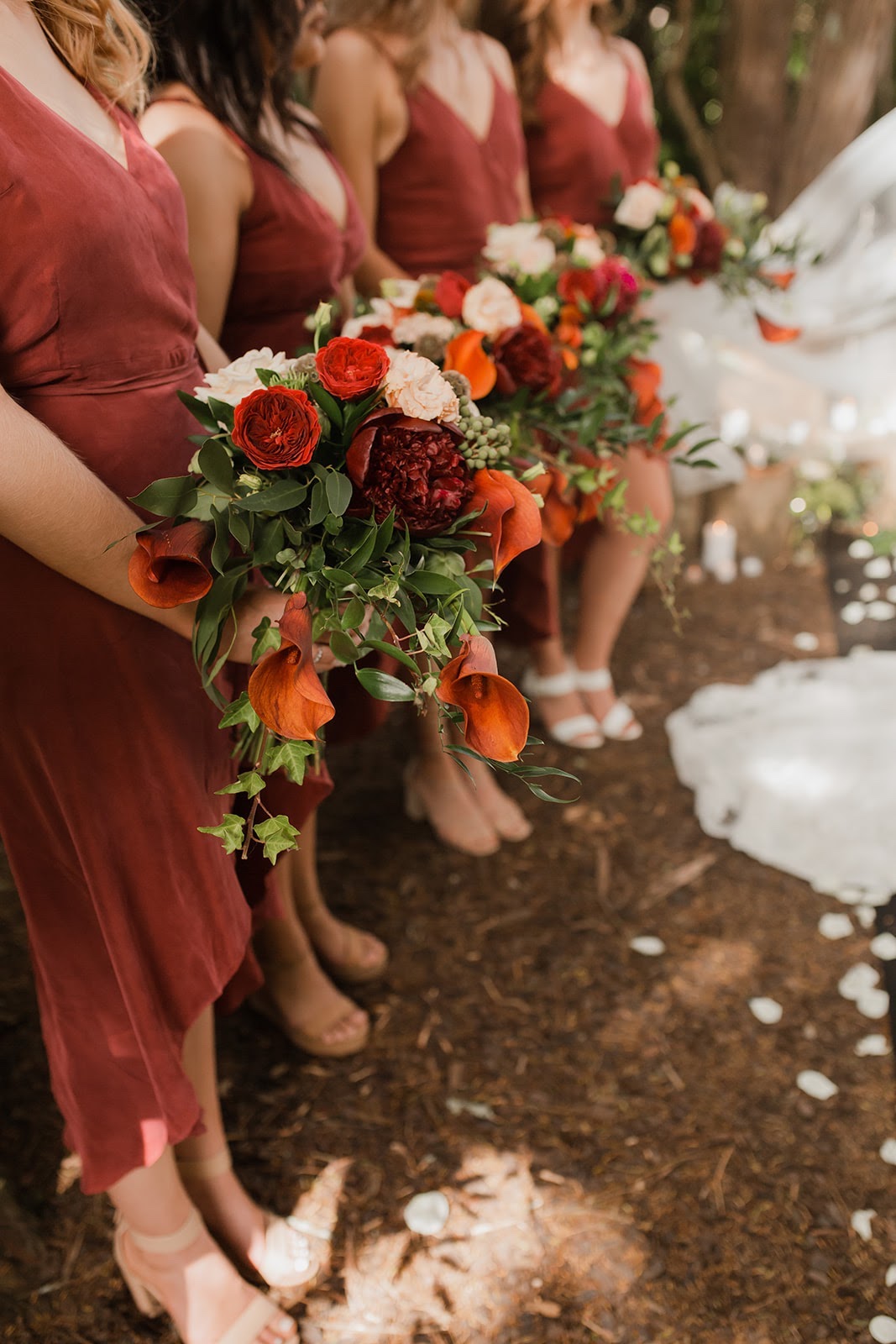 BRIDESMAIDS-HOLDING-RED-BOUQUETS