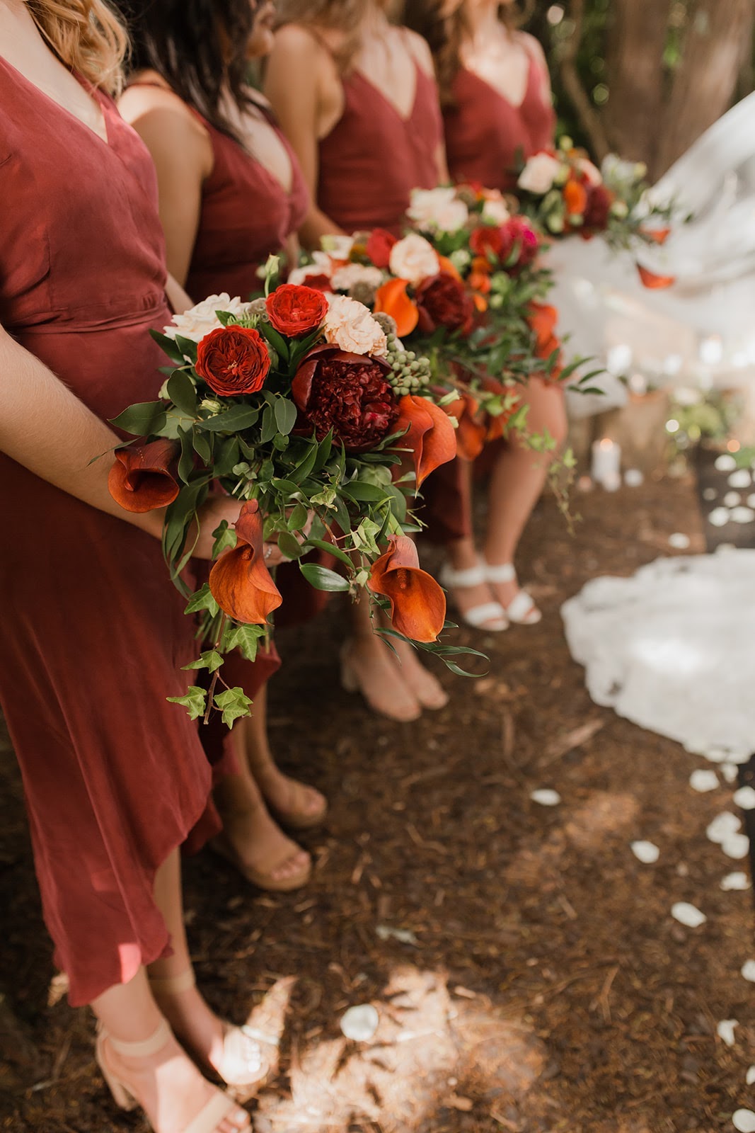 BRIDESMAIDS-HOLDING-RED-BOUQUETS