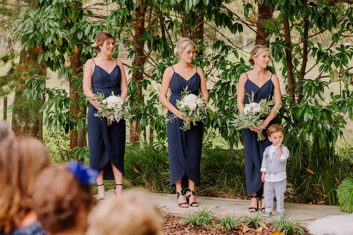 BRIDESMAIDS-HOLDING-BOUQUETS-AT-AISLE