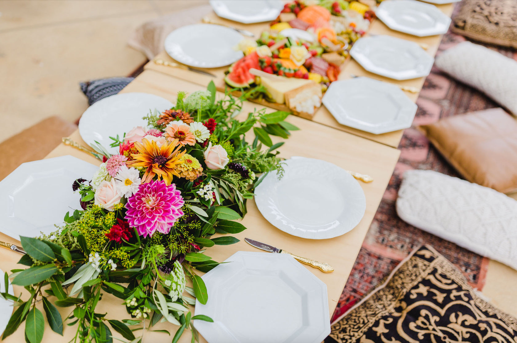 BRIGHT-FLOWER-TABLE-SETTING