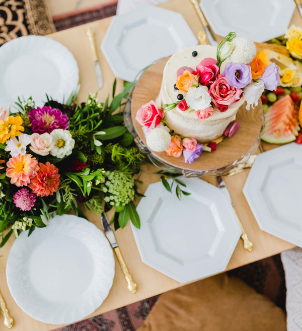 EVENT-TABLE-SETTING-WITH-CAKE-AND-BOTANICS-FLORAL-TABLE-SETTING