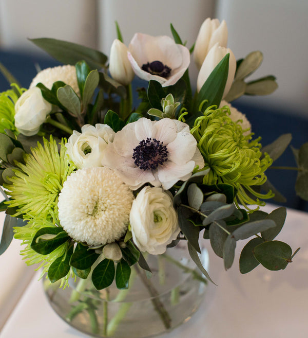 CORPORATE-FLOWER-BOUQUET-IN-GLASS-VASE-ON-TABLE