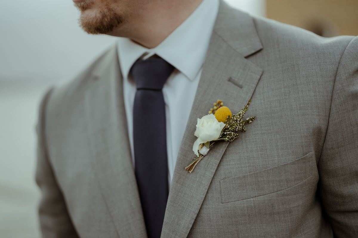 GROOM-CLOSE-UP-FLOWER-PIN