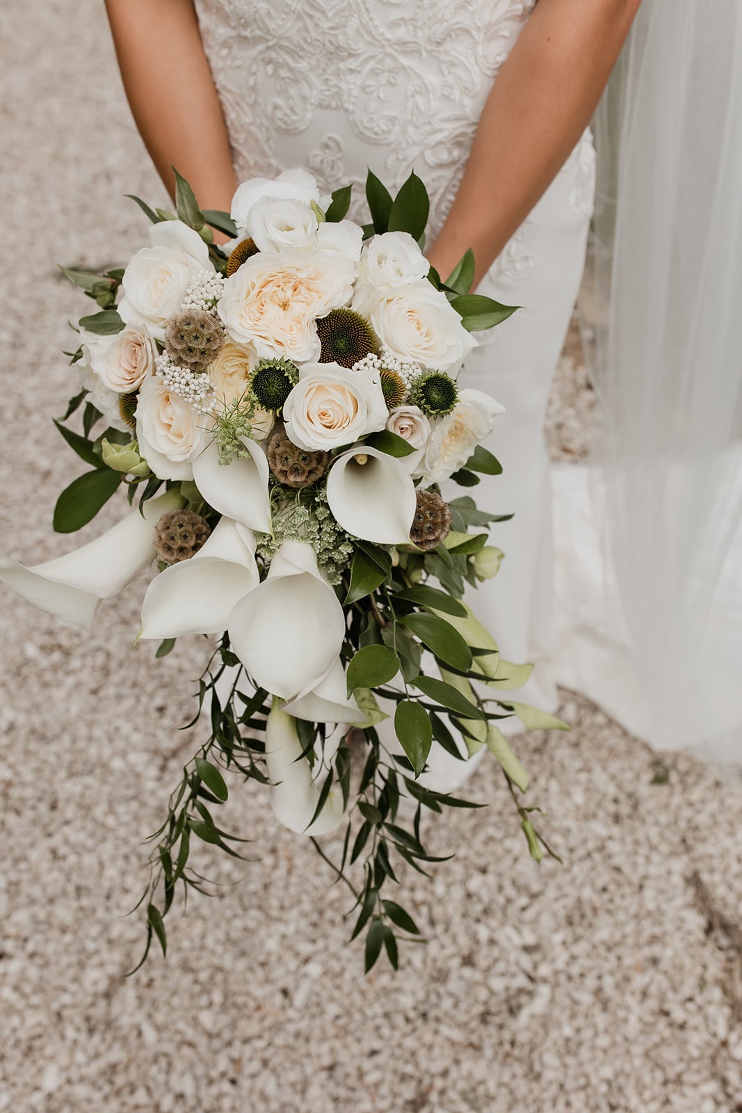 WHITE-BRIDAL-FLOWER-BOUQUET