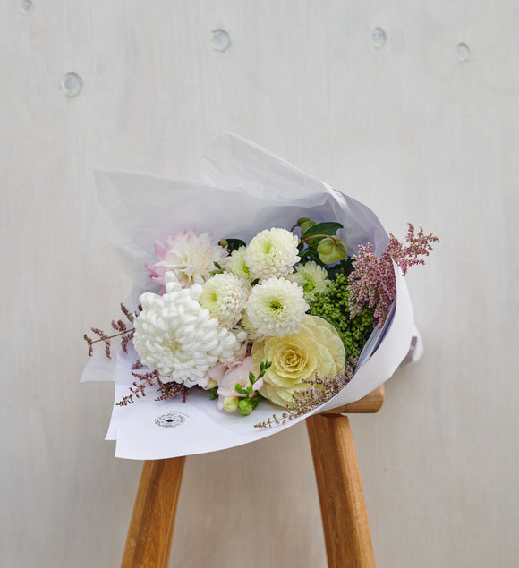 Botanics-staged-soft-tones-purple-white-bouquet-on-wooden-stool